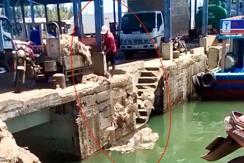 Xử phạt người đàn ông vô tư xả rác thải nhựa xuống biển tại Bình Định