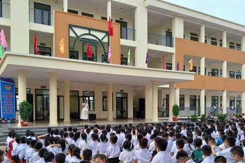 Huyện Phú Xuyên thông tin về việc học sinh ngã từ tầng 2 xuống sân trường