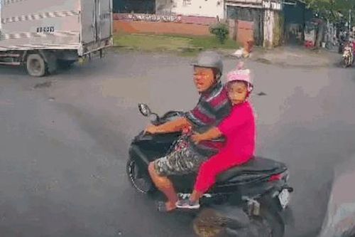 Người đàn ông điều khiển xe máy chở theo con nhỏ liên tục tạt đầu, hành hung tài xế xe tải