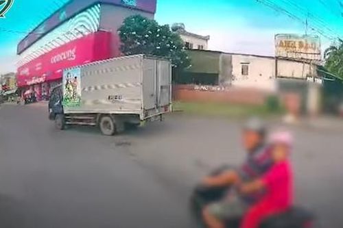 Phẫn nộ clip cha chở con nhỏ trên xe máy tạt đầu xe tải rồi khiêu khích, tấn công tài xế