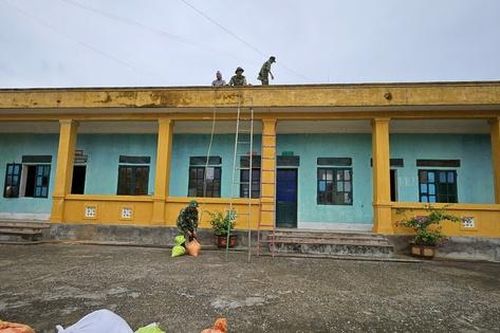 Bộ đội Biên phòng hỗ trợ người dân huyện đảo Cồn Cỏ ứng phó áp thấp