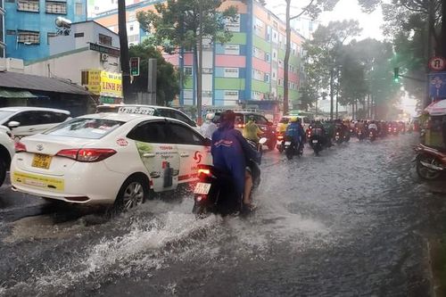 Mưa lớn kết hợp triều cường, nhiều tuyến phố ở TPHCM ngập sâu, người dân đi lại khó khăn