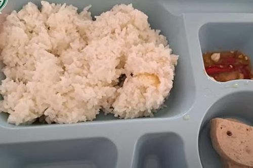 Bữa ăn chỉ có 2 miếng giò, giáo viên Trường mầm non Ánh Dương nghẹn ngào khi đối thoại với Chủ tịch huyện