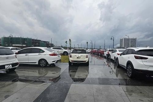 Mưa lớn, người dân Huế đưa hàng loạt ô tô đến quảng trường phòng ngập lụt