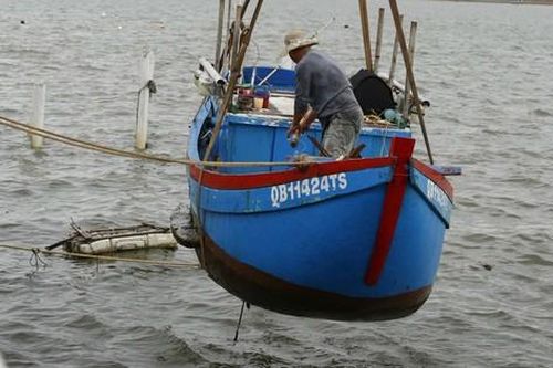 Ngư dân cẩu thuyền lên bờ trước khi áp thấp đổ bộ
