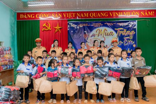 Phòng Cảnh sát giao thông chia sẻ với đồng bào bão lũ