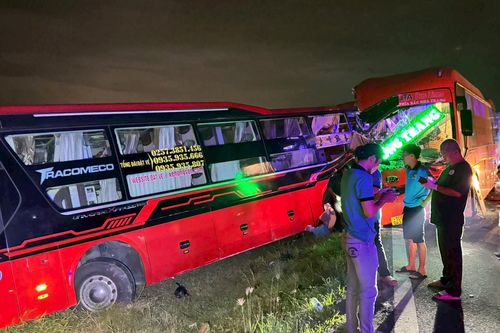 Xe khách Phương Trang đâm xe khách Hồng Sơn trên cao tốc Vĩnh Hảo- Phan Thiết, 2 người chết