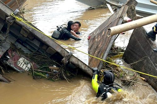 Mất khoảng hai tháng để trục vớt phương tiện và 2 nhịp cầu Phong Châu bị sập