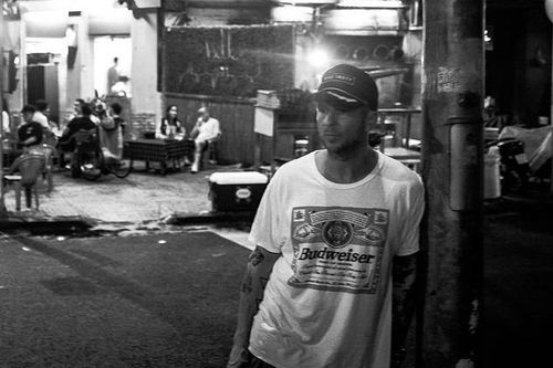 Ryan Tedder ăn bánh mì, uống cà phê ở TP.HCM