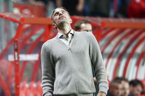 Chuỗi ngày tăm tối của HLV Van Persie