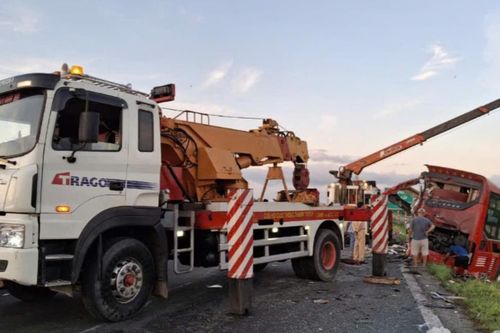 Xe khách Phương Trang gây tai nạn trên cao tốc khiến 2 người tử vong