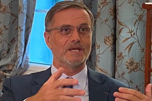 Đại sứ Pháp Olivier Brochet: 'Đi bộ giúp tôi khám phá những điều thú vị ở Hà Nội'