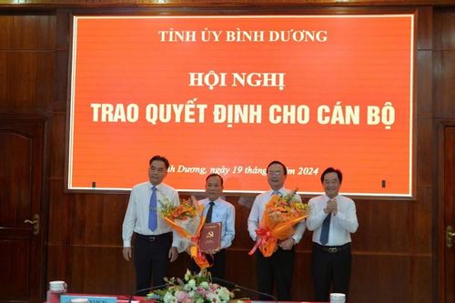 Trao Quyết định công nhận Chủ tịch Hội đồng trường, Hiệu trưởng Trường Đại học Thủ Dầu Một
