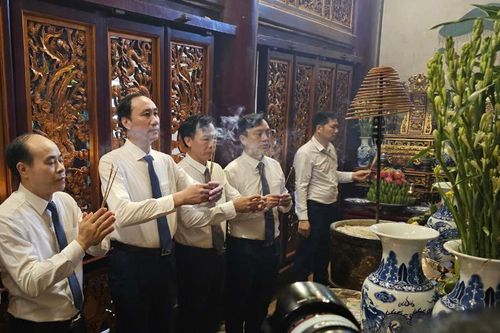 Phú Thọ dâng hoa kỷ niệm 70 năm ngày Bác Hồ về thăm Đền Hùng