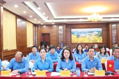 Tổng Công hội Trung Quốc trao tặng quà cho đoàn viên, công nhân người lao động Việt Nam