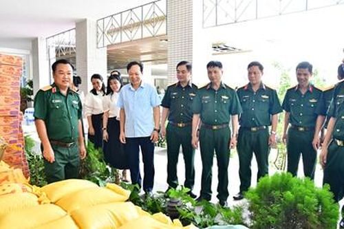 Quân khu 7 trao hỗ trợ nhu yếu phẩm cho nhân dân bị thiệt hại do bão số 3 trên địa bàn Quân khu 1