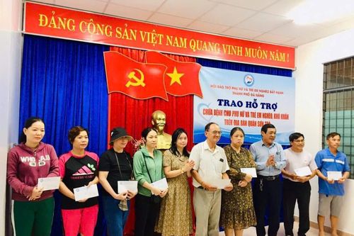 Trao 73 triệu đồng kinh phí hỗ trợ khám, chữa bệnh cho phụ nữ và trẻ em nghèo quận Sơn Trà