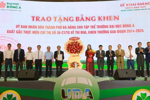 Thầy cô, sinh viên quyên góp 500 triệu đồng ủng hộ đồng bào trong lễ khai giảng năm học mới