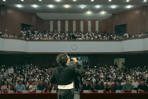 Cặp đôi ca sĩ 'triệu view' Kuun Đức Nam - Xuân Đức 'đốn tim' sinh viên Học viện Tài chính
