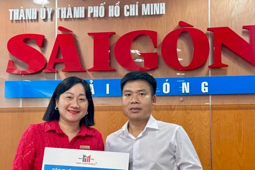 Minh Tuấn Mobile trao tặng bà con vùng lũ phía Bắc 100 triệu đồng