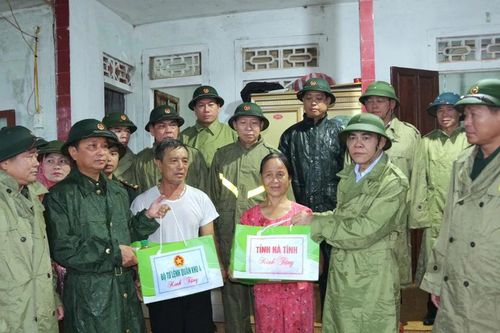 Lãnh đạo Quân khu 4 kiểm tra khắc phục hậu quả lốc xoáy ở Hà Tĩnh