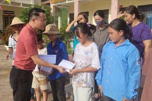 Mang tình cảm bạn đọc SGGP đến tâm điểm vùng lũ huyện Bảo Yên, tỉnh Lào Cai: Ấm áp tình người