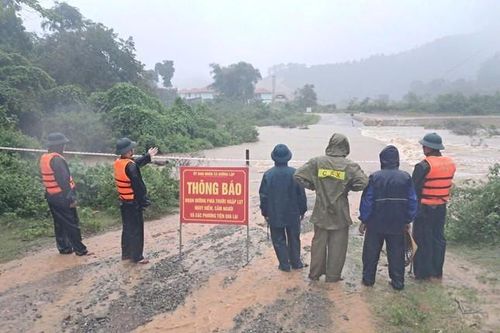 Quảng Trị: Mưa lớn khiến giao thông miền núi bị chia cắt, tê liệt