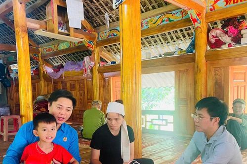 Công đoàn ngành Giáo dục Tuyên Quang trao quà hỗ trợ các trường bị ảnh hưởng bão số 3