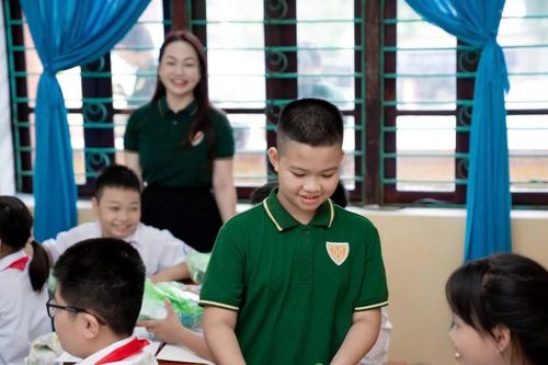Học sinh Iris School đập lợn đất góp tiền ủng hộ các bạn vùng lũ