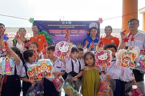 Sinh viên rửa xe, bán bong bóng gây quỹ mang Trung thu cho trẻ em nghèo