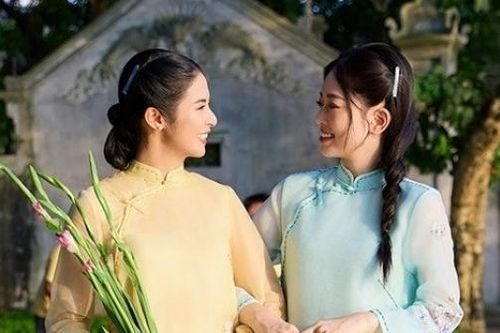Hoa hậu Ngọc Hân, Á hậu Phương Nga thân thiết diện áo dài lụa dạo chơi Hồ Gươm