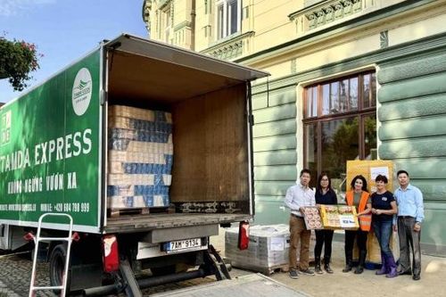 Người Việt chung tay cứu trợ lũ lụt tại Czech
