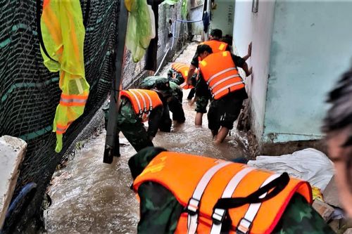 Giúp nhân dân trên đảo Phú Quốc khắc phục hậu quả ngập lụt do mưa lớn