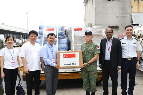 Tiếp nhận 8,1 tấn hàng viện trợ khẩn cấp của Chính phủ Singapore