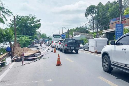 Khắc phục sạt lở trên Quốc lộ 80, đảm bảo an toàn giao thông