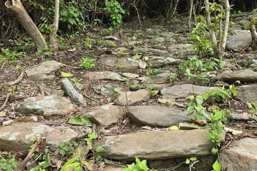Phát hiện con đường đá cổ vượt Đèo Ngang