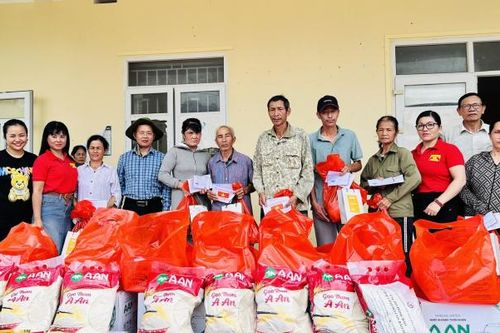 Hội Nhà báo tỉnh Quảng Ninh: Hỗ trợ người dân xã đảo Bản Sen, huyện Vân Đồn khắc phục hậu quả sau mưa bão