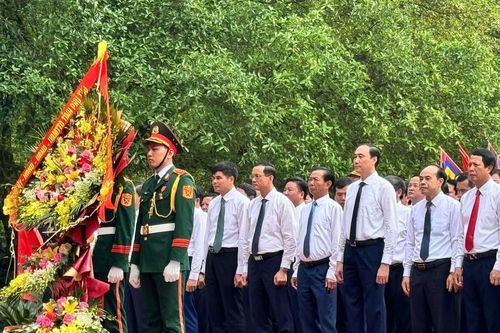 Lãnh đạo tỉnh Phú Thọ dâng hương, hoa kỷ niệm 70 năm Bác Hồ về thăm Đền Hùng