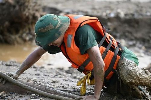 Binh nhì Trung đoàn 98 bật khóc khi phải rời Làng Nủ