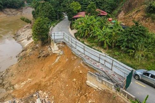 Nơm nớp đi qua tuyến đường bị 'cày xé' do mưa lũ ở Lào Cai