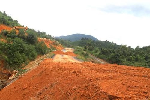 Mưa lớn kéo dài làm lộ đường kém chất lượng, nhiều người bị khởi tố