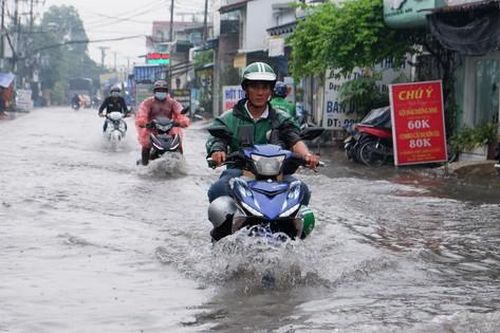 Áp thấp nhiệt đới mạnh lên thành bão, TPHCM và Nam bộ sắp mưa to