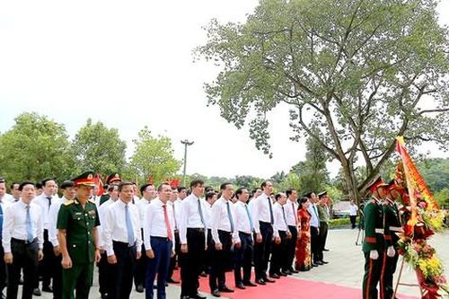 Phú Thọ dâng hoa kỷ niệm 70 năm ngày Bác Hồ về thăm Đền Hùng