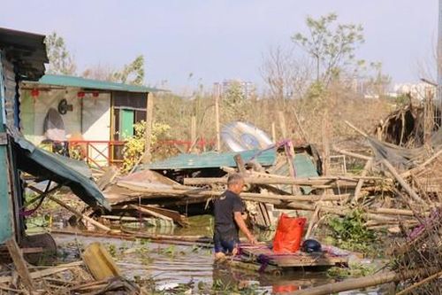 'Xóm phao' ven sông Hồng tan hoang khi nước rút, người dân căng mình dọn bùn