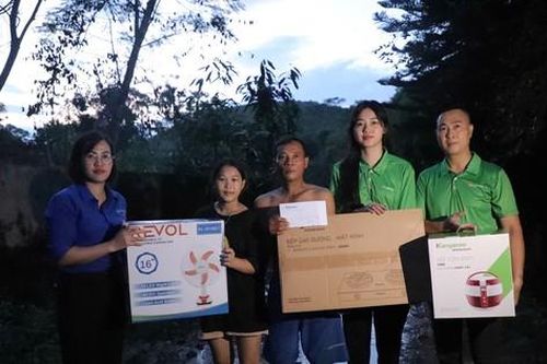 Á hậu Ngô Thanh Thanh Tú đại diện Kangaroo trao thiết bị gia dụng đến đồng bào bị ảnh hưởng bởi bão lũ tại Yên Bái