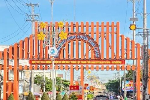 Chi thêm 1,7 tỷ đồng sửa cổng chào sau 4 năm khánh thành