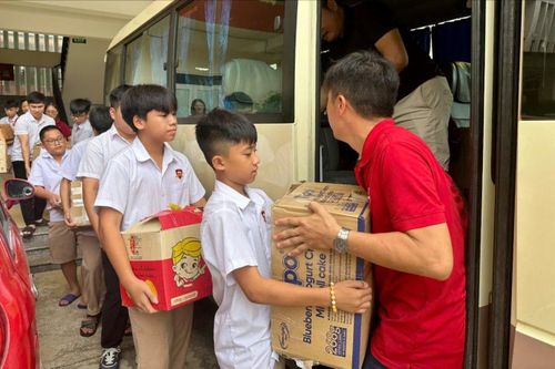 iSchool Hà Tĩnh 'góp yêu thương' gửi đồng bào vùng lũ