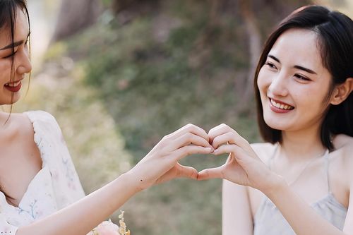 Chết lặng khi bóc phong bì mừng cưới của bạn thân