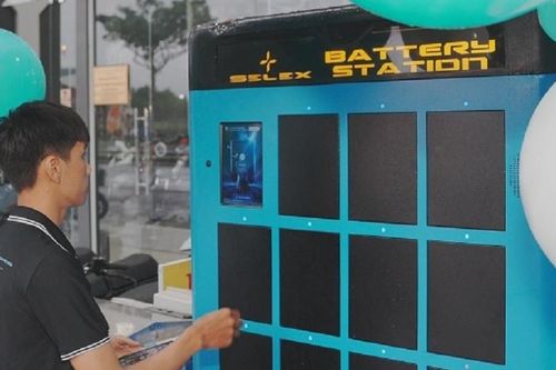 Người dân Đà Nẵng chỉ mất 2 phút đổi pin xe điện, dễ như đổ xăng