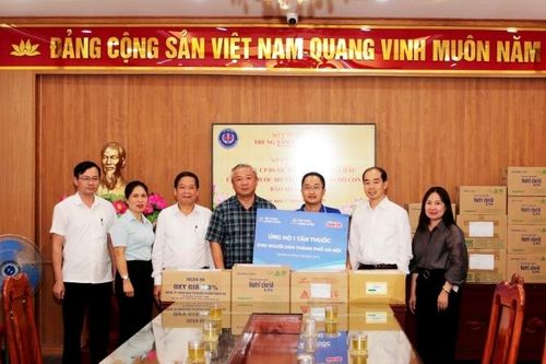 Tặng thuốc, vật tư y tế thiết yếu cho huyện ngập lụt Hà Nội